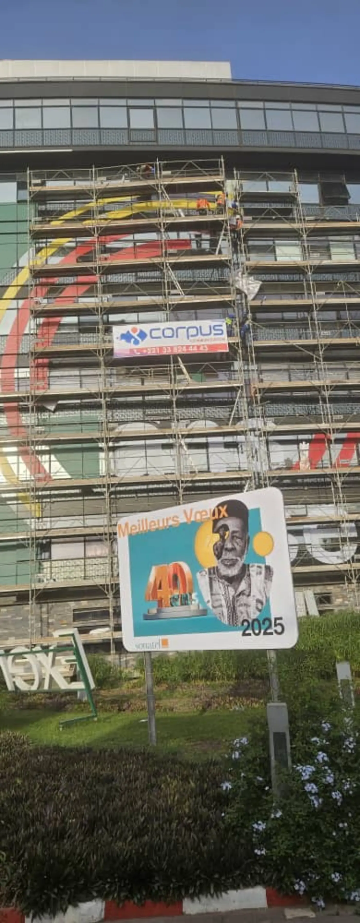 Chantier de rénovation de façade avec échafaudages