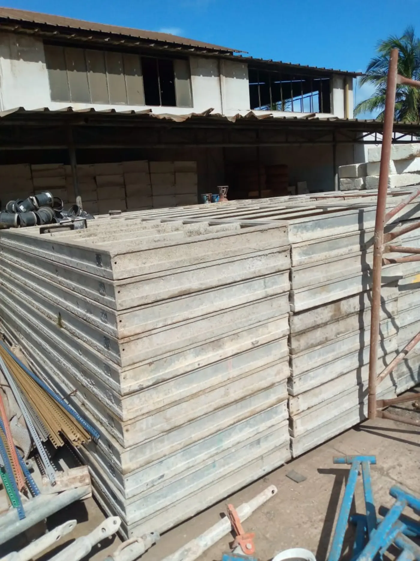 Panneaux de coffrage stockés et prêts à être livrés sur chantier