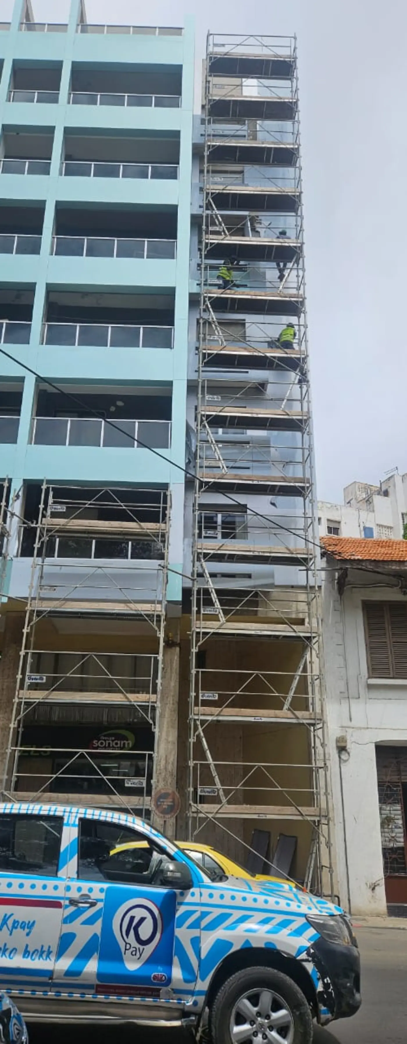 Échafaudage installé sur un immeuble en zone urbaine