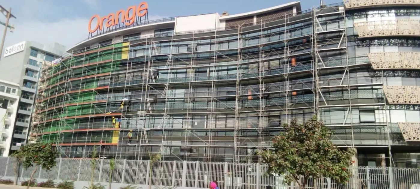 Immeuble Orange à Dakar équipé d'échafaudages sur toute sa longueur