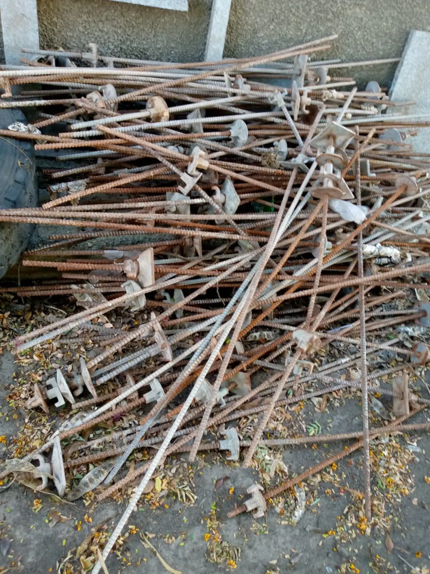 Accessoires et tiges métalliques de chantier entreposés sur la base Caliha